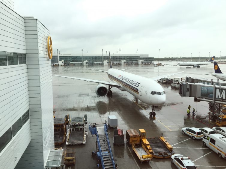 Preparing to board SQ327 on a very rainy Munich afternoon Photo: Jacob Pfleger | AirlineReporter
