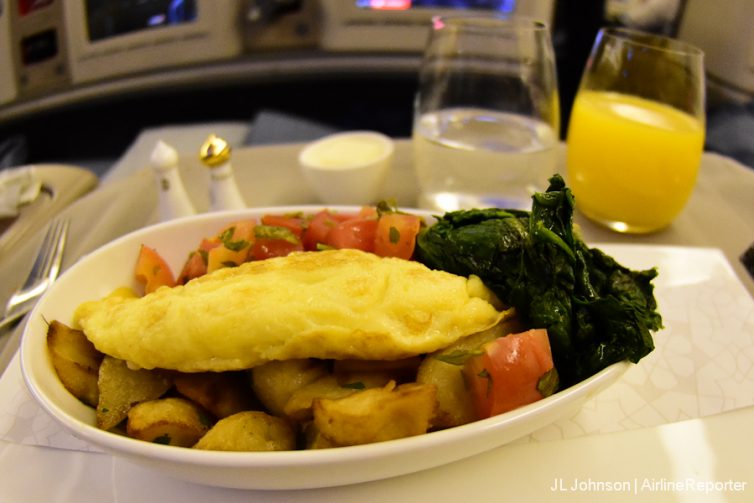 Breakfast: Round two! An omelette with spinach, potatoes and vegetables. 