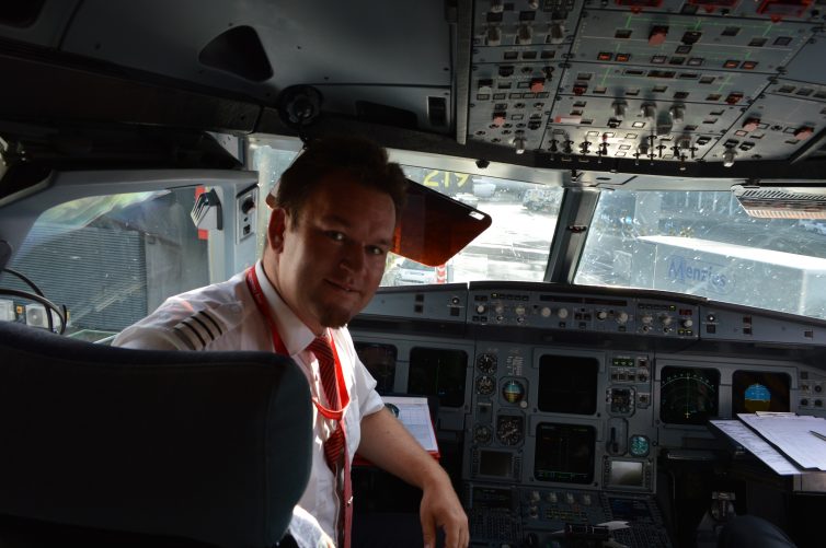 Our captain - photo: Bo Long | AirlineReporter