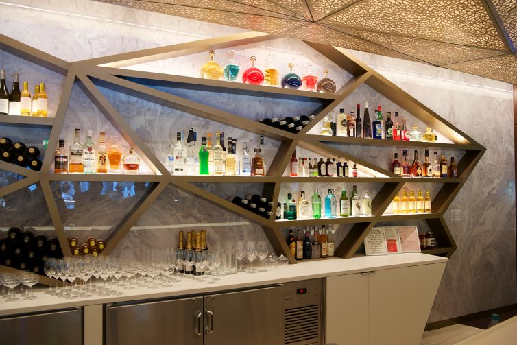 Etihad's faceted bar, this time with marble backing - Photo: Bernie Leighton | AirlineReporter