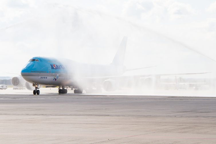 Getting a good clean on the way to the gate Photo: Jacob Pfleger | AirlineReporter