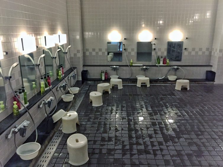 Half of the communal onsen bath: the sit-down showers - Photo: Manu Venkat | AirlineReporter