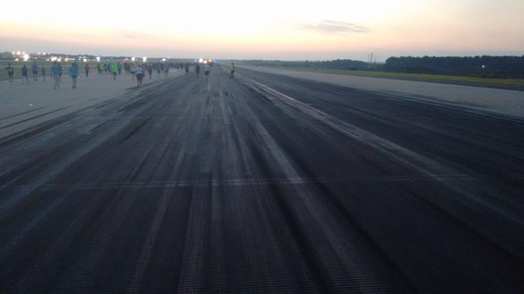 The touchdown zone of runway 28-10. Boom - Photo: John Huston