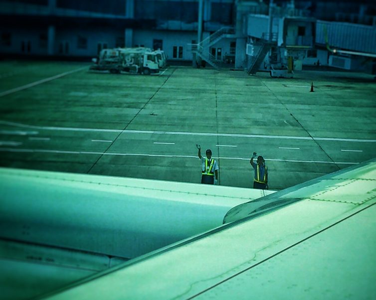 Getting a send-off from the ANA tarmac crew ’“ Photo: Manu Venkat | AirlineReporter