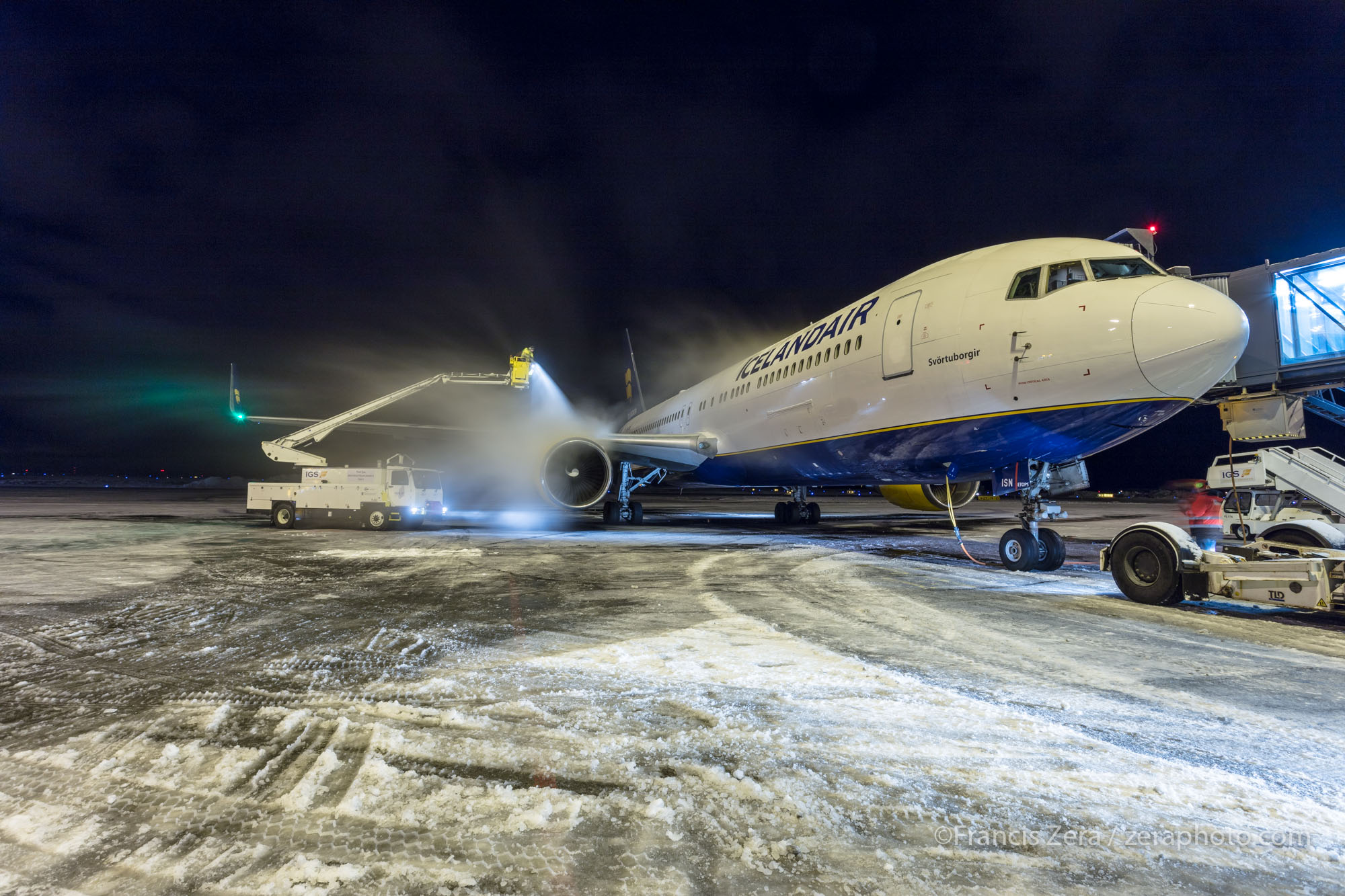 A 757-200 is de-iced in preparation for departure from KEF airport.
