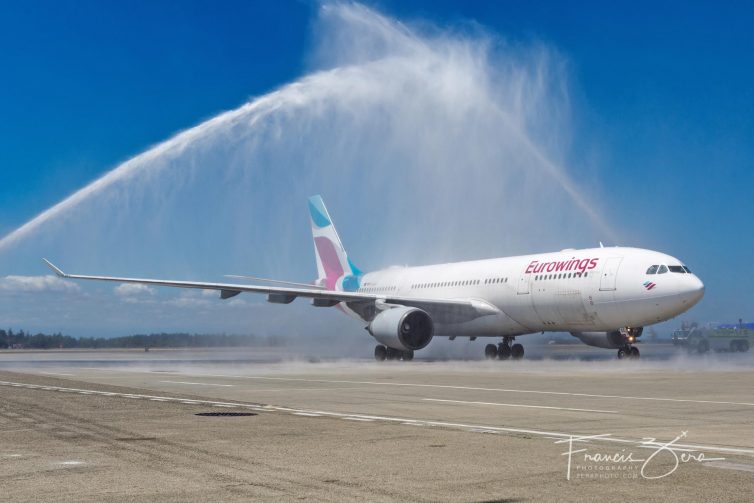 It never gets old: Sea-Tac's fire department welcomes Eurowings to Seattle with a traditional turret salute.
