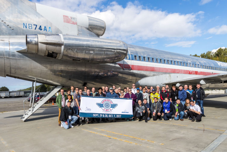 Μια ομάδα AvGeeks απολαμβάνει το αμερικανικό 727 - Φωτογραφία: Francis Zera
