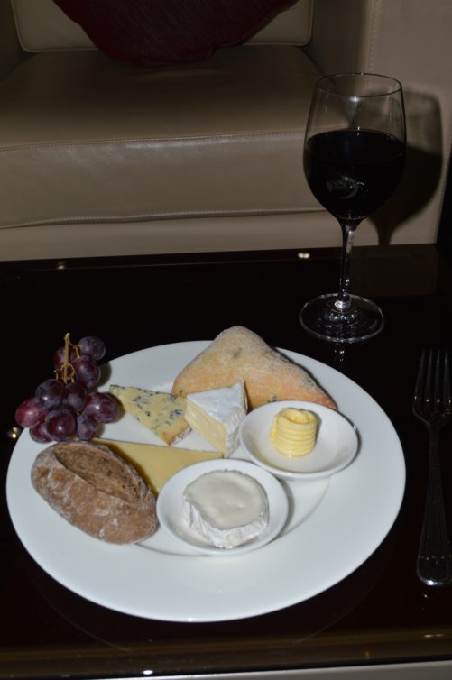 EK Cheese platter - photo: Alastair Long | AirlineReporter