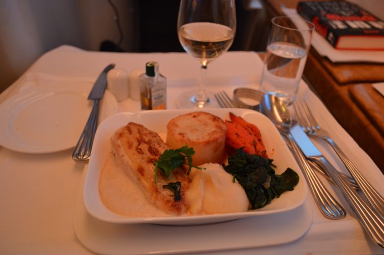 Chicken main course - photo: Alastair Long | AirlineReporter