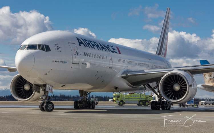 Up close as AF338 taxiing to its gate