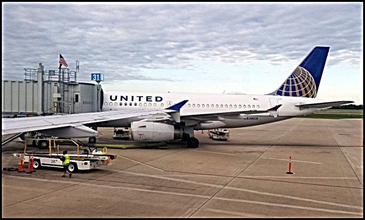 United A319 under slightly overcast skies in Austin 