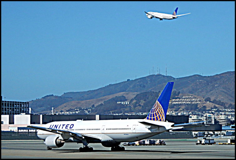 A United 787 Dreamliner taking off in San Francisco