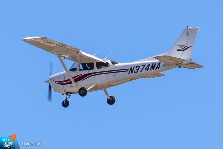 That's us, coming in to land at BFI following my first training flight with Galvin Flying. Photo credit: Huy Do