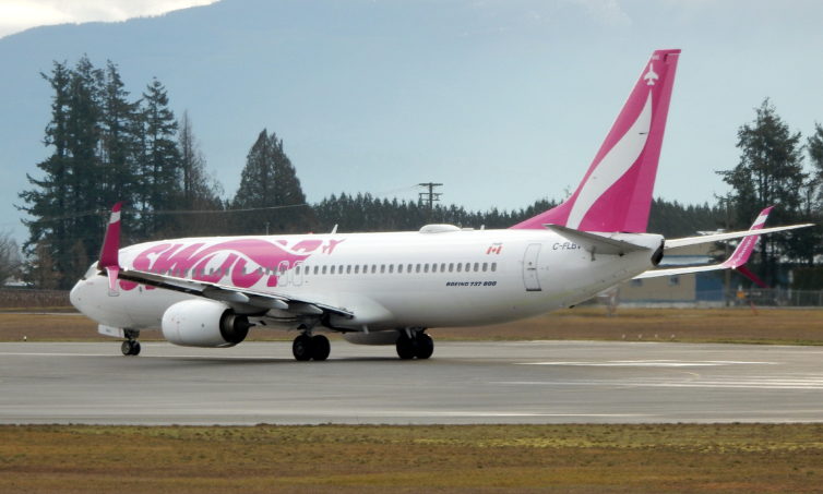 A Swoop 737 taxiing at Abbotsford