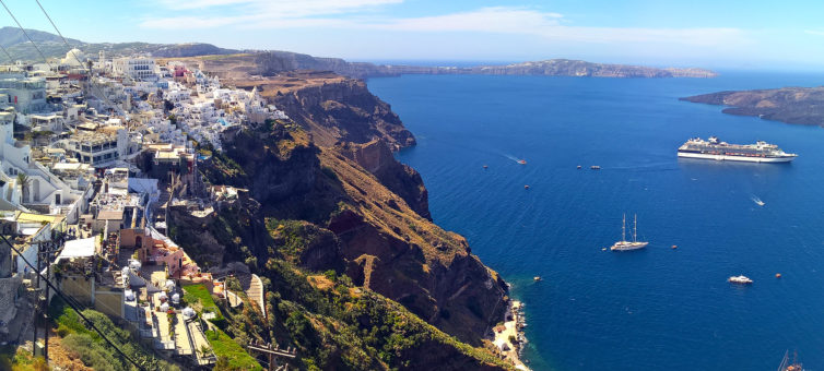 Santorini... the beauty, the height, the water - Photo: Wolfgang Manousek | FlickrCC