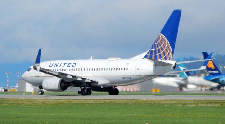 United Airlines 737-700 on 26L