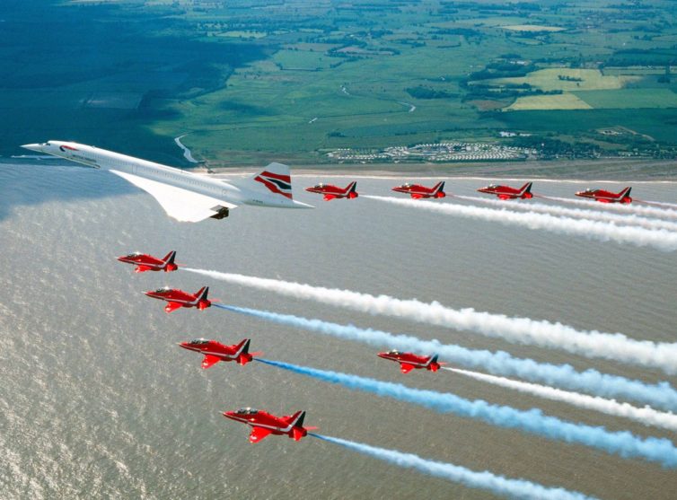 Oh yes! The Red Arrows seen with the Concorde - Photo: Red Arrows