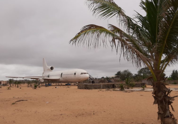 What a view! Could you imagine just seeing an L1011 on the beach?