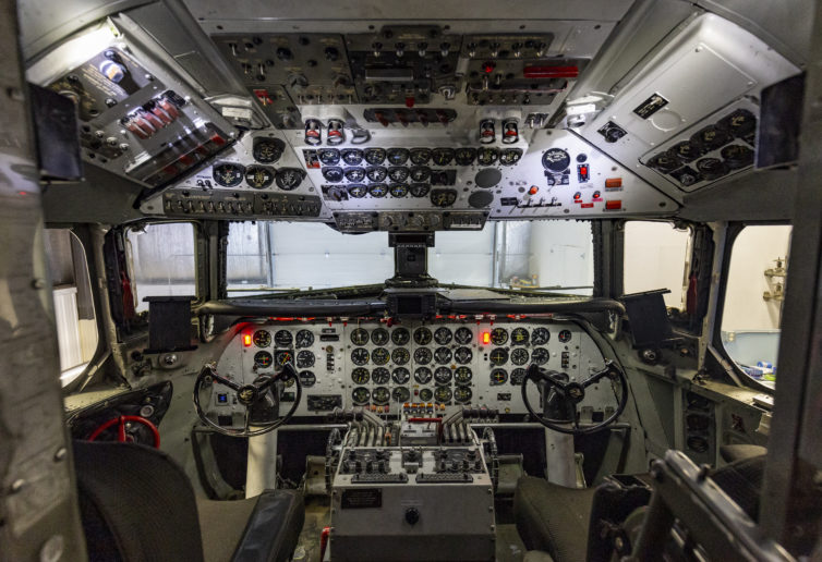 Cockpit view of N251CE; click for full-resolution.