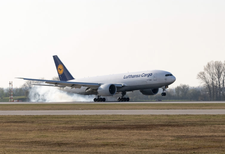 Eine Boeing 777 der Lufthansa Cargo mit Atemschutzmasken aus Singapur landet auf dem Flughafen Muenchen / Flughafen Muenchen / Muenchen / 07.04.2020 Foto: Stephan Goerlich / FMG