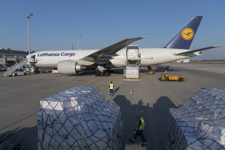 Eine Boeing 777 der Lufthansa Cargo mit Atemschutzmasken aus Singapur landet auf dem Flughafen Muenchen / Flughafen Muenchen / Muenchen / 07.04.2020 Foto: Stephan Goerlich / FMG