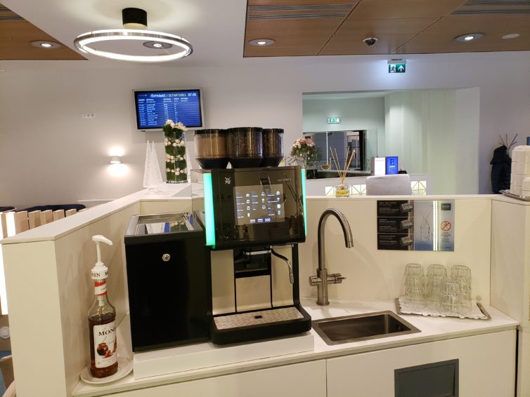 The fancy schmancy coffee machine in the airBaltic Business Class lounge