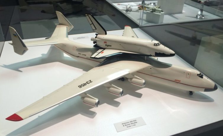 Model of Antonov An-225 Mriya with the Space Shuttle Buran on its back - Photo: AdolfGalland | FlickrCC