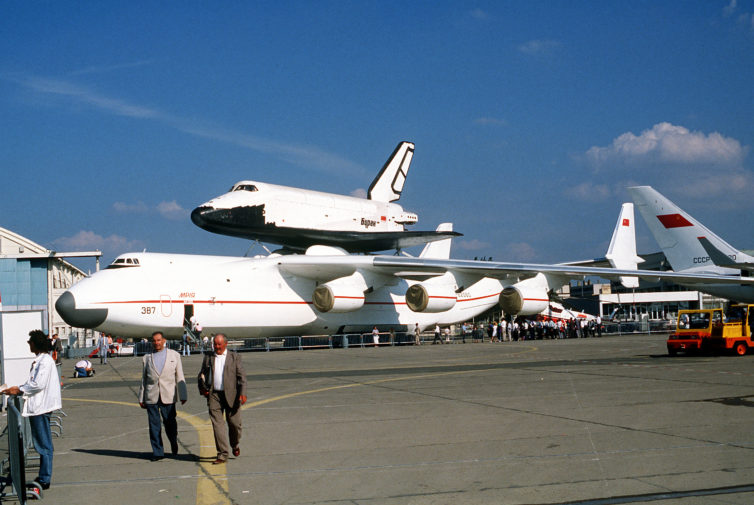 The An-225 and Buran at the Paris International Air and Space Show in 1989. Photo: Master Sgt. Dave Casey | <a href="https://commons.m.wikimedia.org/wiki/File:Buran_on_An-225_(Le_Bourget_1989).JPEG">WikiCommons</a>