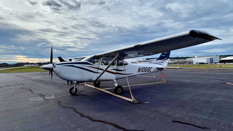 A Cessna 182T looks quite similar to a C172; it's just a bit larger overall and has a more powerful engine with a three-blade constant-speed propeller. It's rated for 230hp vs 180hp in a 172SP.