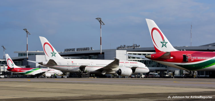 Tres Boeings de Royal Air Maroc capturados durante PlaneSpotting en Casablanca.  Fíjate en el letrero del aeropuerto Mohammad V en el fondo. 