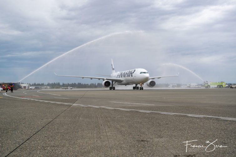 El A330 de Finnair recibió el saludo tradicional de cañones de agua del departamento de bomberos de SEA a su llegada.