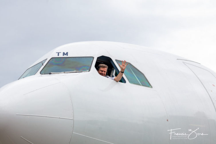 El capitán de Finnair en el vuelo inaugural saluda a los medios de comunicación que saludaron la llegada