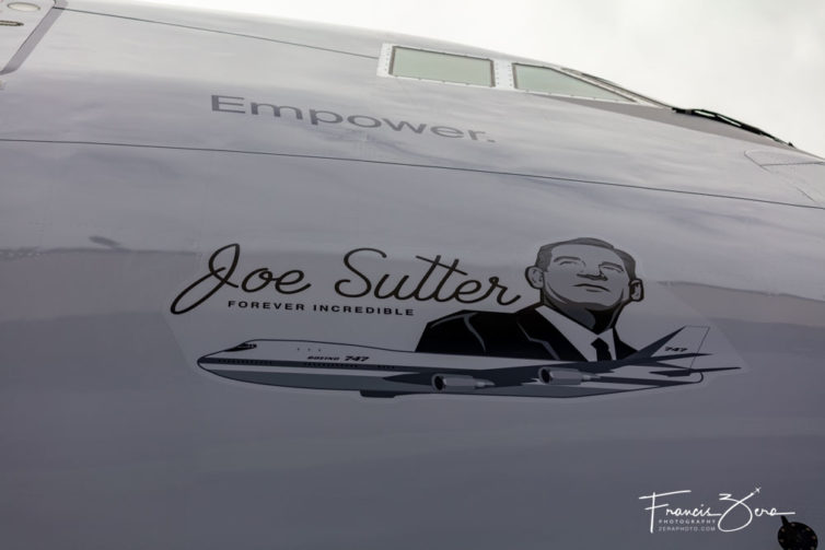 Joe Sutter, a quien se le atribuye el diseño del 747, se reconoce en una calcomanía en el lado derecho del avión.