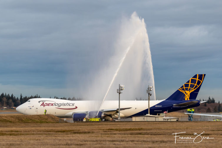 El nuevo 787-8F de Atlas Air recibió un saludo tradicional con cañones de agua al salir de la rampa de entrega de Boeing