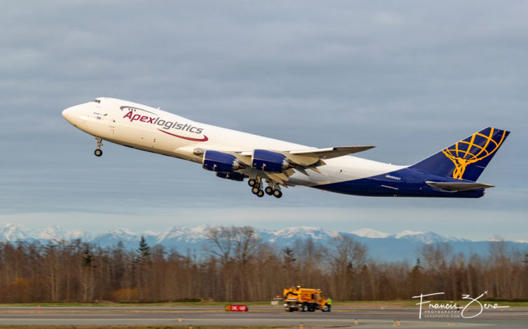 El último 747, N863GT, sale de Paine Field en Everett, Washington, en su vuelo de entrega.