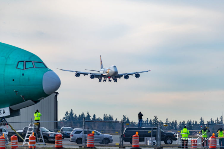 Después de partir, el avión giró hacia atrás para pasar bajo sobre la pista, deleitando a los espectadores.