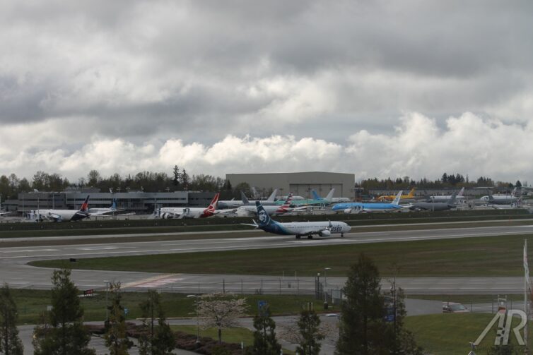 Aunque Paine Field tiene servicio comercial desde hace un tiempo, todavía me sorprende ver un 737 de Alaska despegando con pasajeros. 